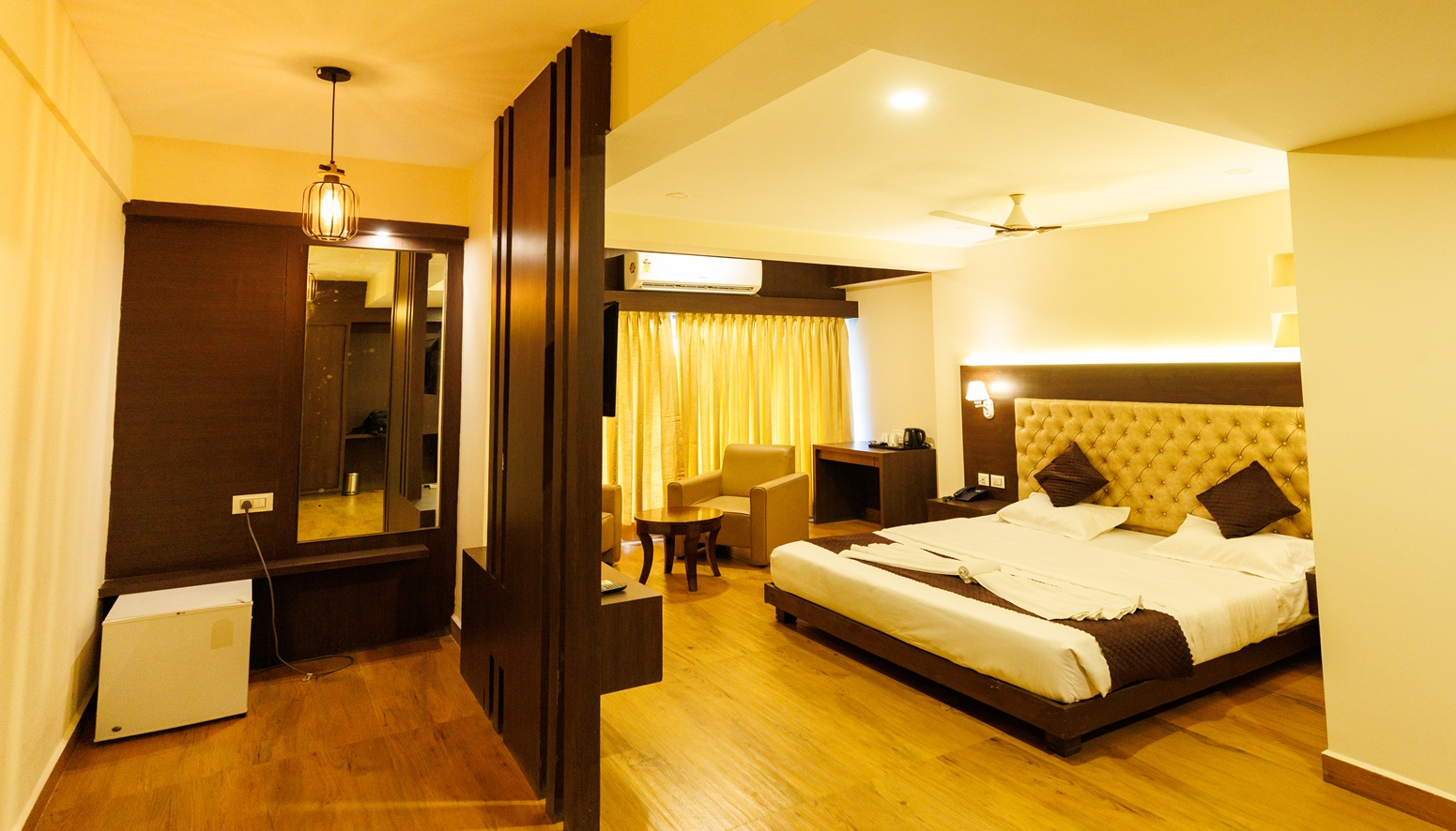 San Vista room with a comfortable bed and seating area
